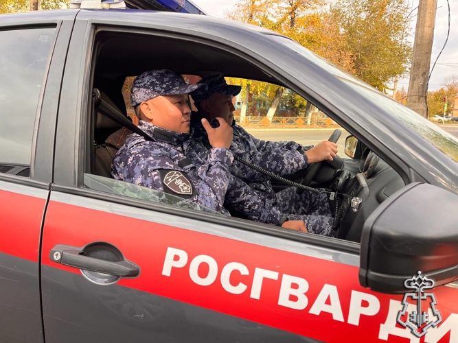 Росгвардейцы спасли мужчину и его имущество при пожаре в г. Кызыле 