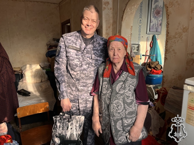 Росгвардейцы Тувы поздравили с 97-летием ветерана ведомства