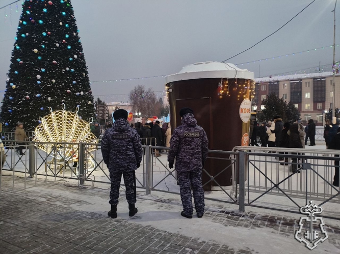 Росгвардейцы обеспечили безопасность во время открытия городской елки 