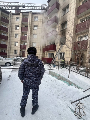 Сотрудники Росгвардии помогли эвакуироваться жильцам из горящего многоквартирного дома в Туве