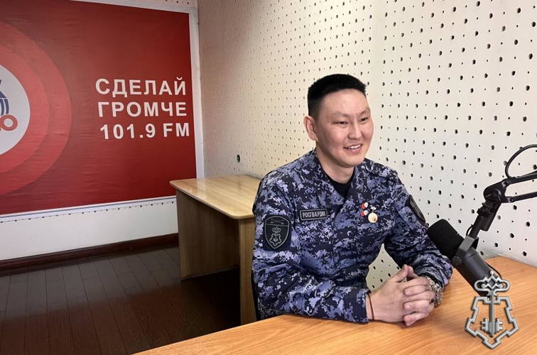 Росгвардеец стал гостем Авторадио Кызыл в преддверии десятилетия ведомства и Дня защитника Отечества