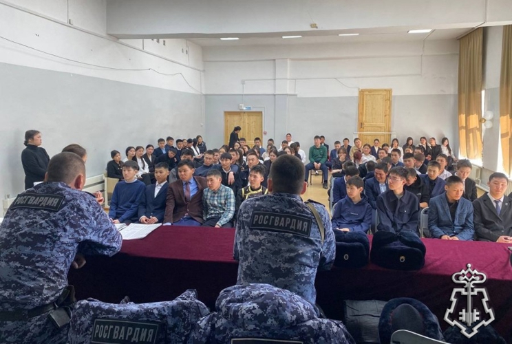 Барун-Хемчикские росгвардейцы провели урок мужества для школьников в преддверии десятилетия Росгвардии