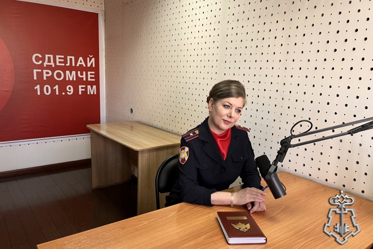 Офицер Росгвардии стала гостем Авторадио-Кызыл в честь десятилетия ведомства 