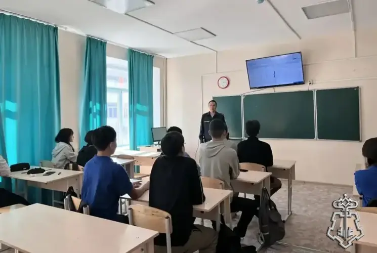   Офицер вневедомственной охраны Тувы в преддверии 10-летия Росгвардии провел урок безопасности от кибермошенничества 