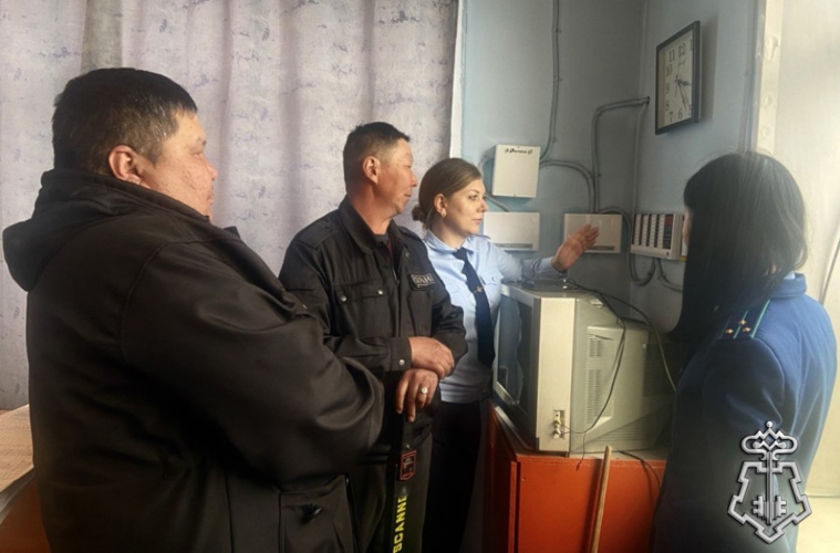 Росгвардейцы проверили на антитеррористическую защищенность кызылскую школу-интернат 