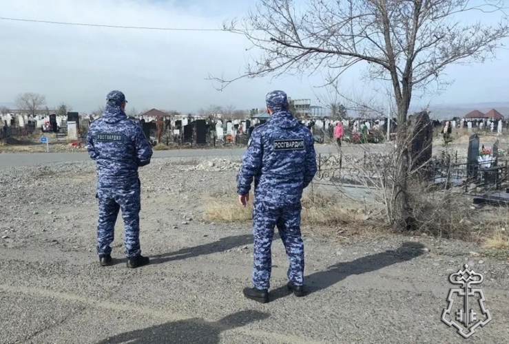 Росгвардейцы Тувы обеспечили правопорядок на городском кладбище во время Радоницы