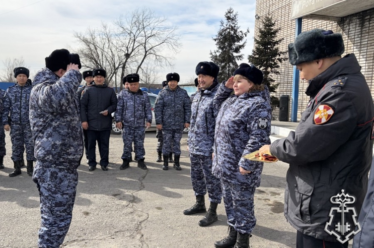 Руководство вневедомственной охраны отметило отличившихся сотрудников к 10-летию Росгвардии