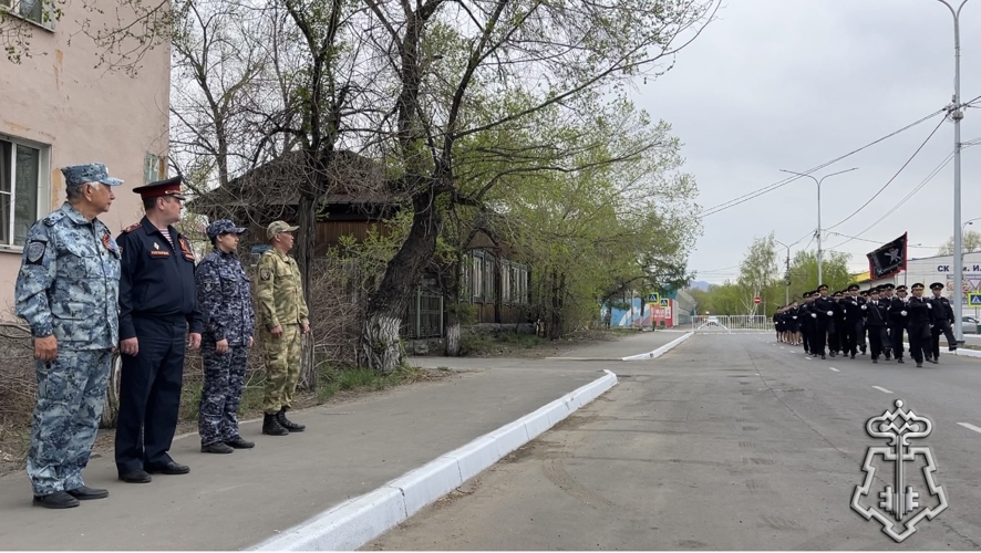 Ветерану подразделения Росгвардии в Туве организовали концерт под окнами в преддверии Дня Победы