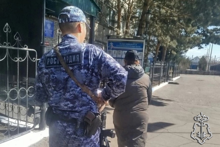 Кызылские росгвардейцы задержали местную жительницу за незаконное овладение банковской картой 