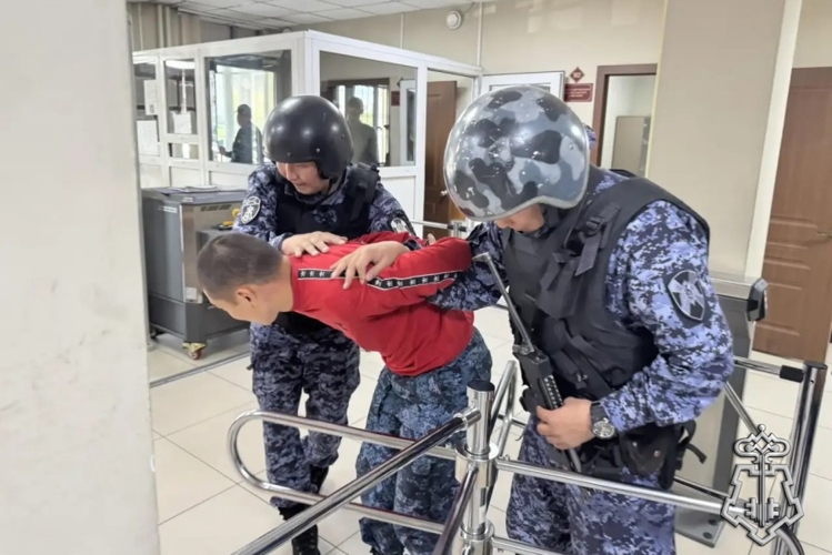 В Туве росгвардейцы совместно со судебными приставами отработали действия по задержанию условных злоумышленников