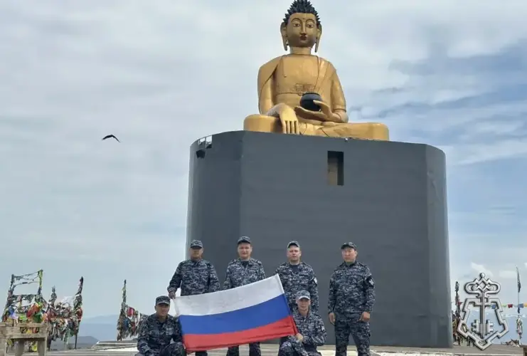В Туве сотрудники вневедомственной охраны поднялись с российским триколором на гору Догээ