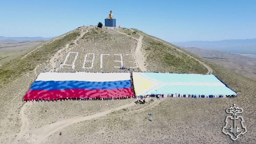 Росгвардейцы подключились к патриотической акции в честь Дня Республики Тыва и Дня государственного флага России