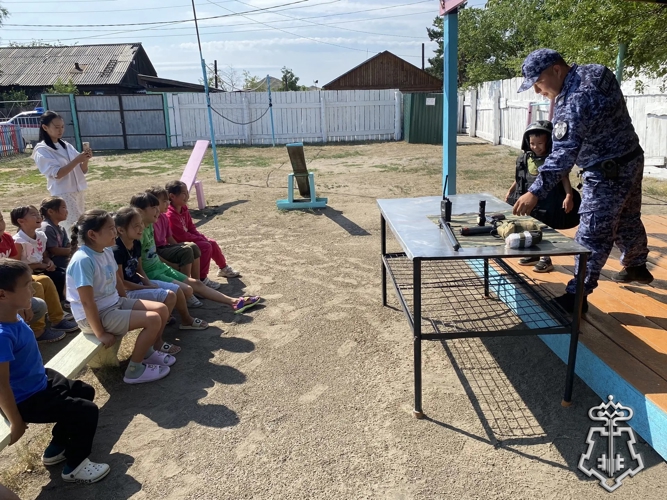 Сотрудники вневедомственной охраны приняли участие в акции «Каникулы с Росгвардией» в Туве