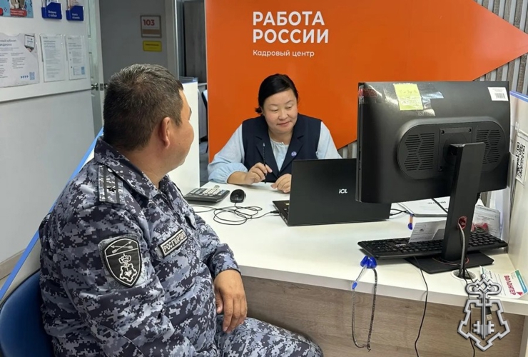 В Шагонаре офицер Росгвардии провёл рабочую встречу со специалистами кадрового центра