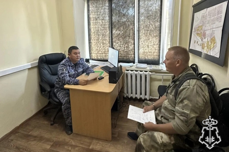 В Шагонаре офицер Росгвардии провёл рабочую встречу со специалистами кадрового центра