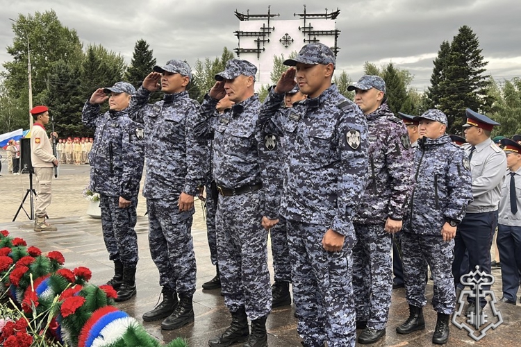 Росгвардейцы возложили цветы к Памятнику тувинским добровольцам в годовщину их отправки на фронт