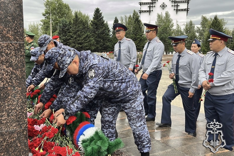 Росгвардейцы возложили цветы к Памятнику тувинским добровольцам в годовщину их отправки на фронт
