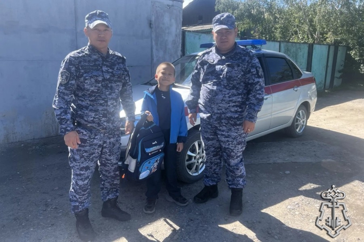 В районах Тувы росгвардейцы продолжают помогать семьям подготовиться к школе