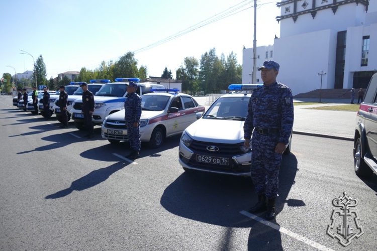 В Туве сотрудники Росгвардии награждены на общегарнизонном разводе правоохранителей за высокие показатели в службе