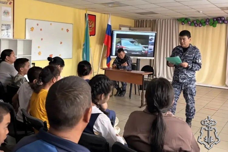 В Туве росгвардейцы провели урок безопасности для воспитанников школы-интерната