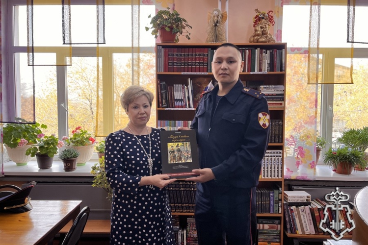 В Туве росгвардейцы подарили школьной библиотеке детскую книгу об истории ведомства