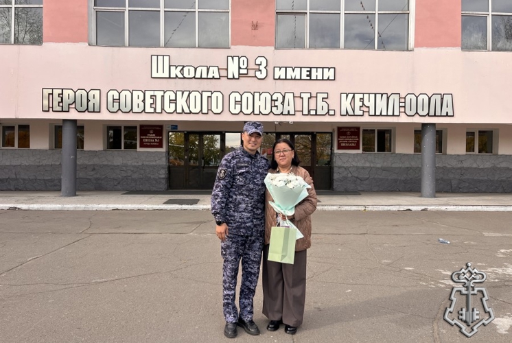 В г. Кызыле сотрудники Росгвардии поздравили педагогов с Днем учителя 